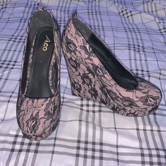 Size 10 lavender laced heels. - Picture 1 of 2